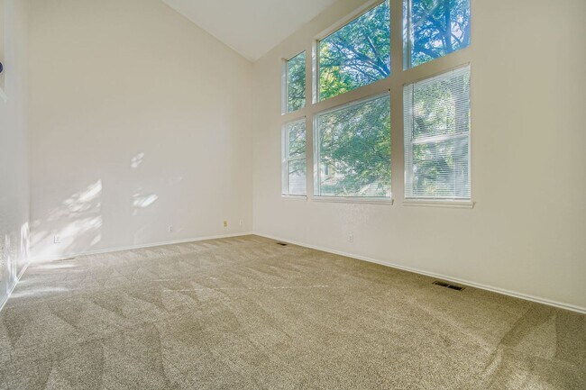 Building Photo - Bright & Spacious 3-Bedroom Home in Fox Run