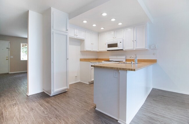Building Photo - Los Timbres Street Duplex