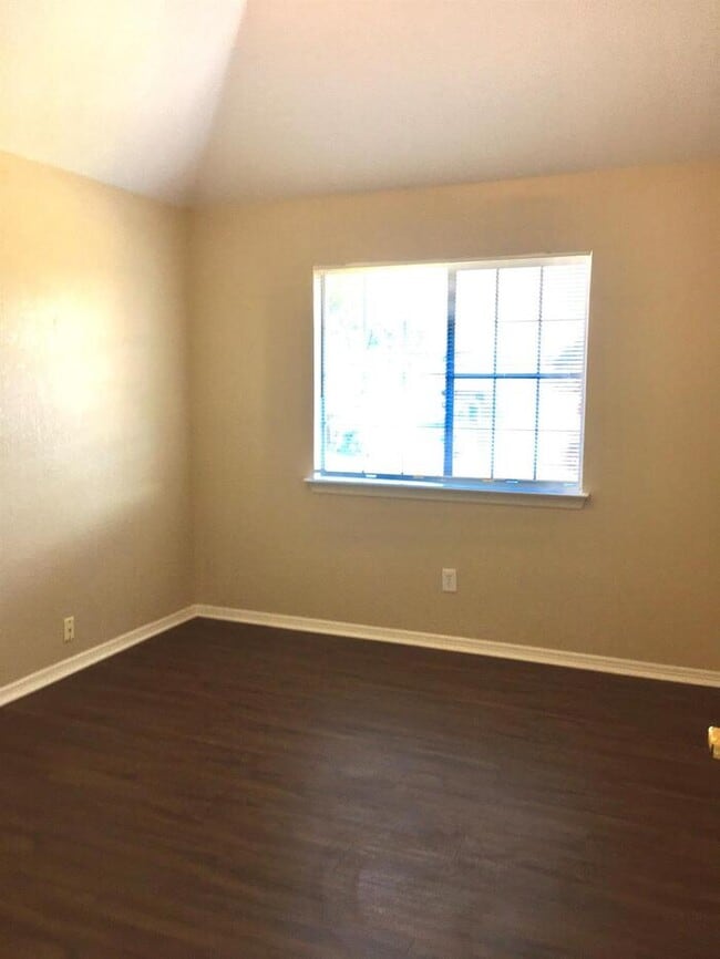 Building Photo - Eagle Mountain ISD 3 bedroom 2.5 bath plus office!