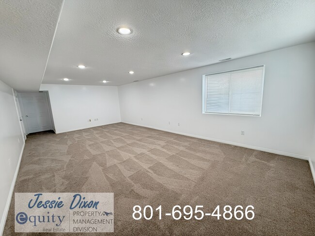 Building Photo - 108 W Oaks Dr