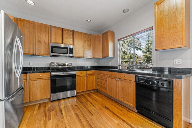 Building Photo - 4-Bed Arvada Home w/ Bedroom & Full Bathro...