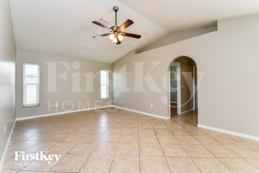 Building Photo - 633 SW 9th Ave