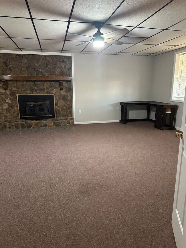 Building Photo - HOME AVALIABLE FOR RENT ON 2 ACRES!