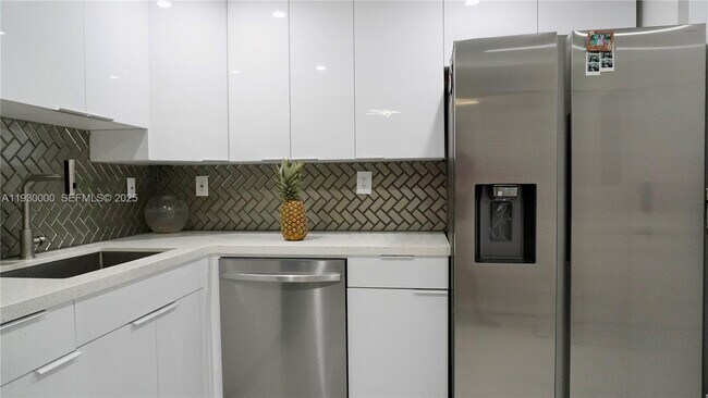 Building Photo - 1833 S Ocean Dr