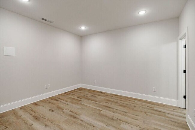 Building Photo - 125 Harper St