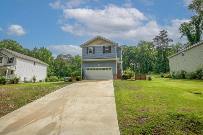 Building Photo - Charming 3-bedroom, 2.5-bath home nestled in the heart of Carthage