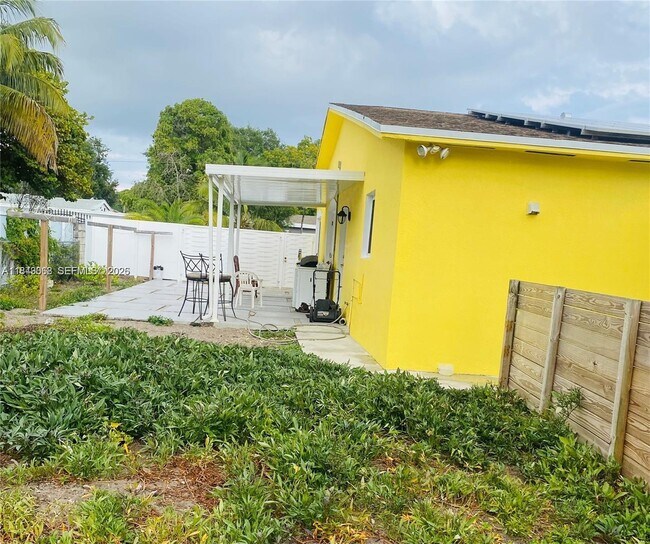 Building Photo - 10440 NW 28th Ct