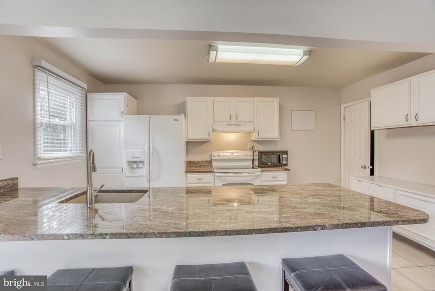 Kitchen - 9909 Maidbrook Rd