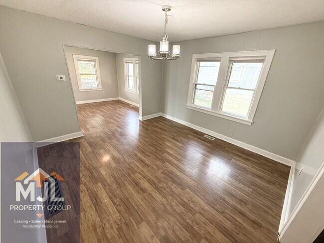 Building Photo - Updated 3 Bedroom / 1 Bath Home In KCMO *READY NOW*
