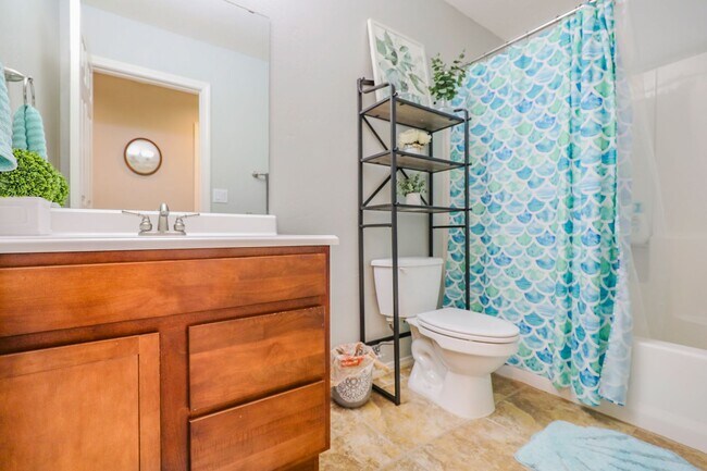 Building Photo - Well Maintained 4 Bedroom 2 Bath Home with...