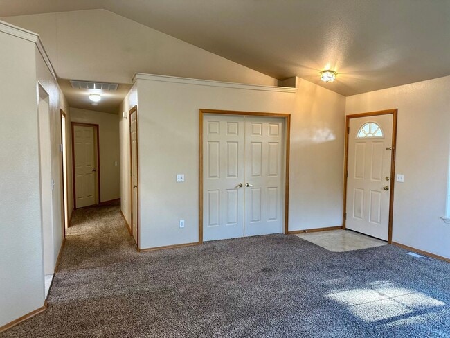 Building Photo - Ranch Style Home in NE Bend!  Fenced in backyard!