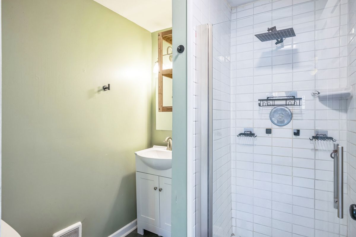 Building Photo - 2318 Eccles St