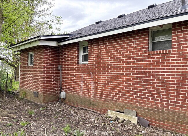 Building Photo - "Cozy Studio Living: Efficient & Affordable Space in Greenfield, IN!"