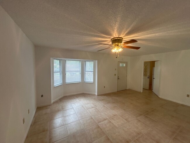 Building Photo - Beautiful 3 Bedroom Home Just Steps from L...