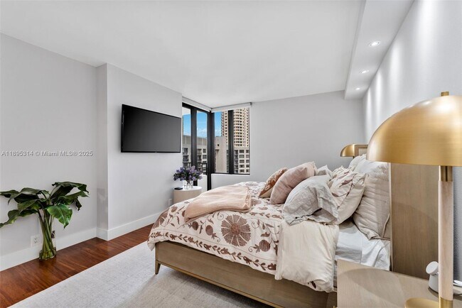 Building Photo - 520 Brickell Key Dr