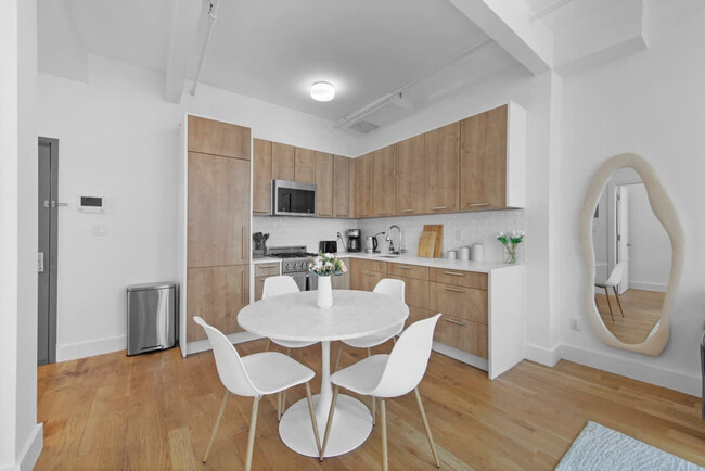 Building Photo - 517 W 45th St