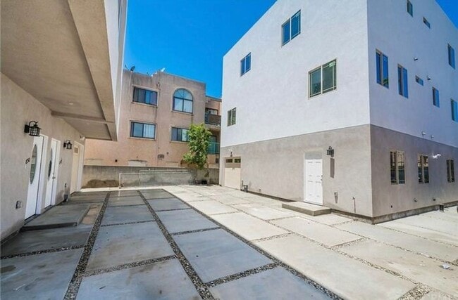Building Photo - Beautiful 4 bed 4 bath unit in Gardena 90247!