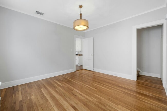 Building Photo - 5 Gates Ave