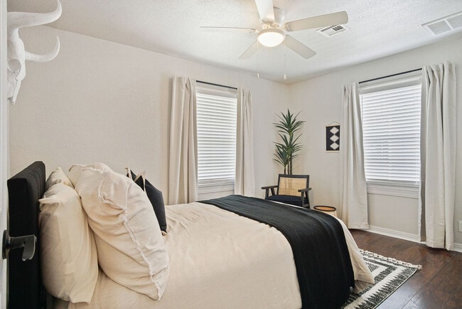 Building Photo - 912 W Comanche St