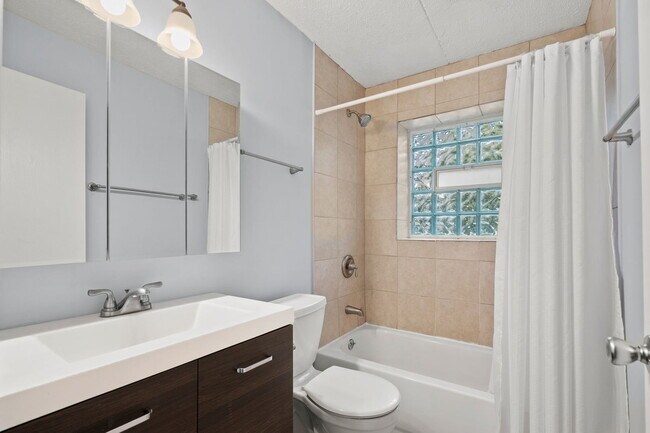 Building Photo - 21W284 Tee Ln