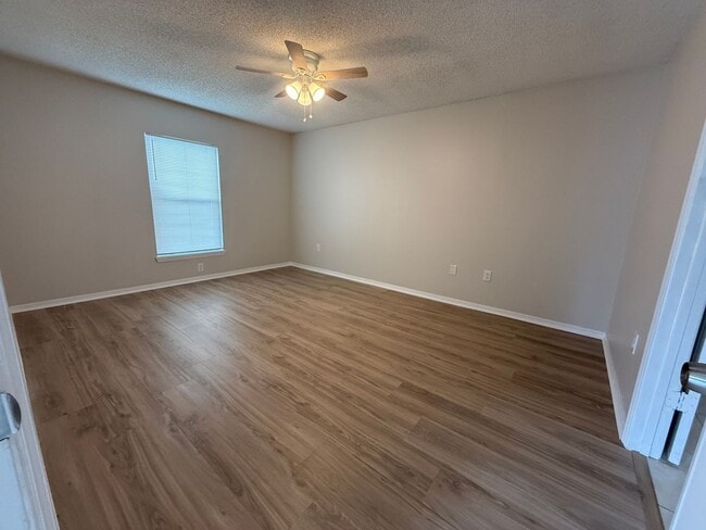 Building Photo - Deltona 3/2 Corner Lot