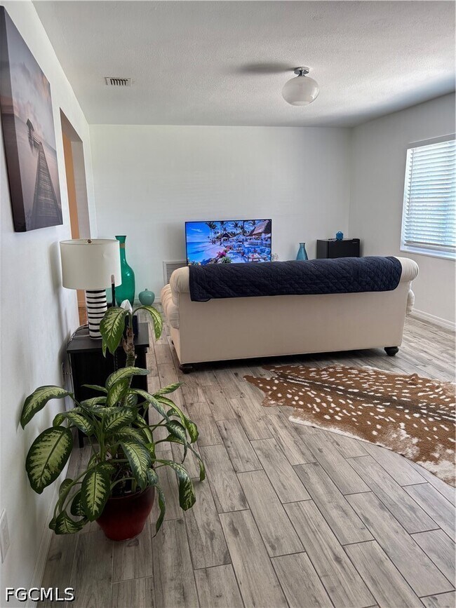 Building Photo - 879 Lake McGregor Dr