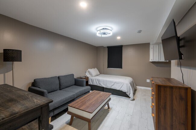 Building Photo - 1055 Parksley Ave
