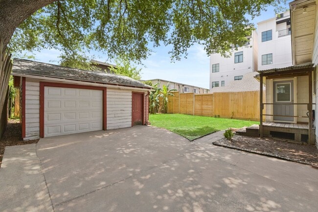 Building Photo - Adorable Montrose Bungaloq
