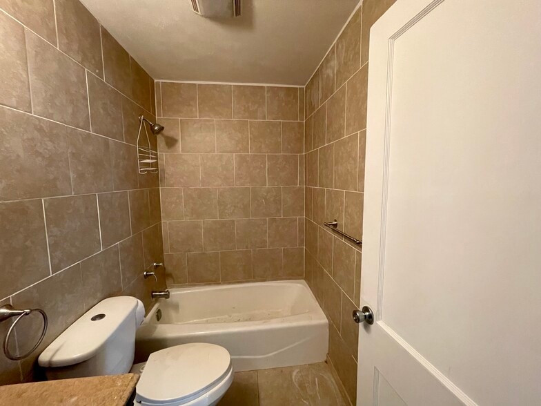 Building Photo - 3814 10th Avenue Ct