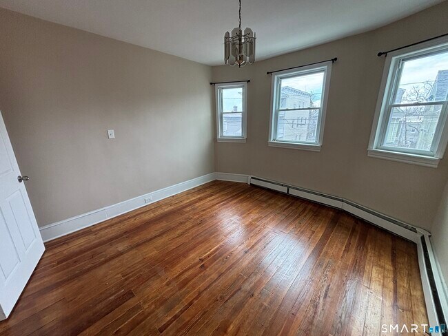 Building Photo - 182 Sheridan St