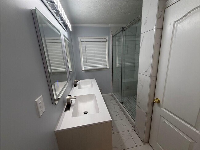 Building Photo - 3336 Camelot Dr NE