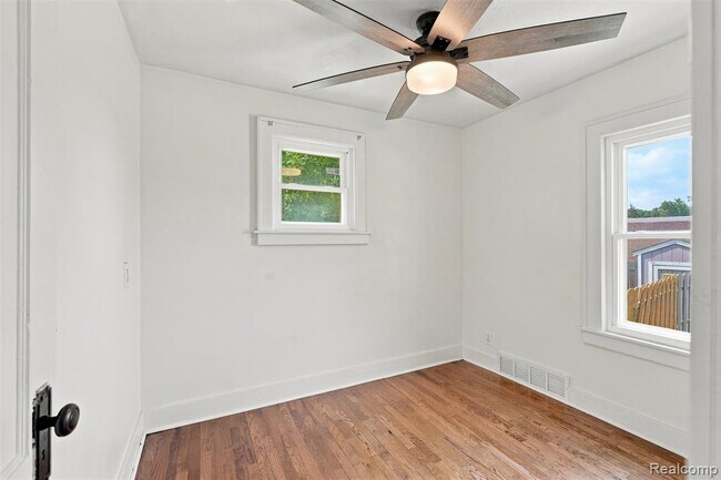 Building Photo - 329 Sonoma Ave