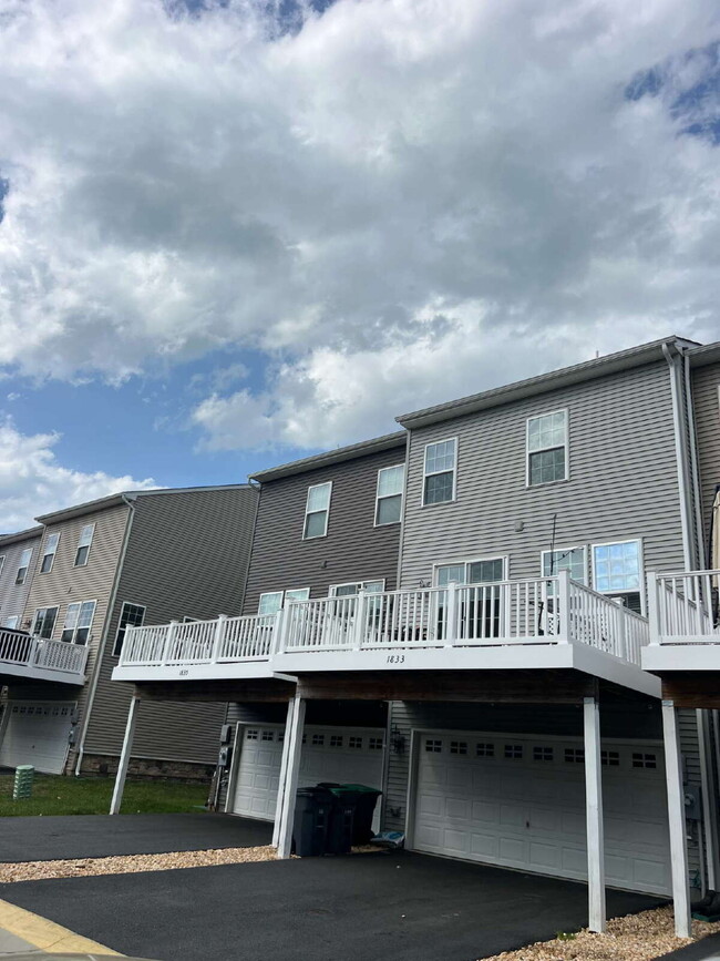 Building Photo - 1833 Sag Harbor Ln