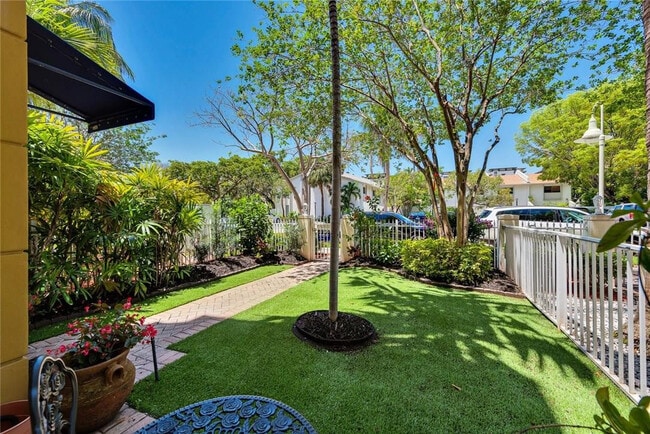 Building Photo - 538 NE 7th Ave