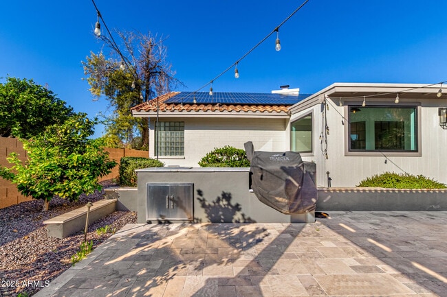 Building Photo - 687 E Park Ave