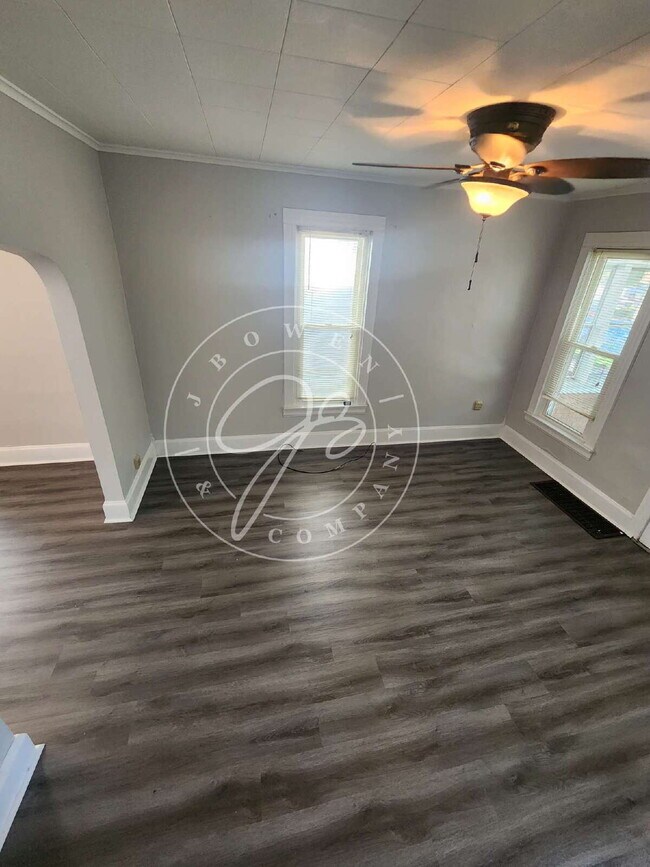 Building Photo - "Charming 2 possible 3-Bedroom Home on Uta...