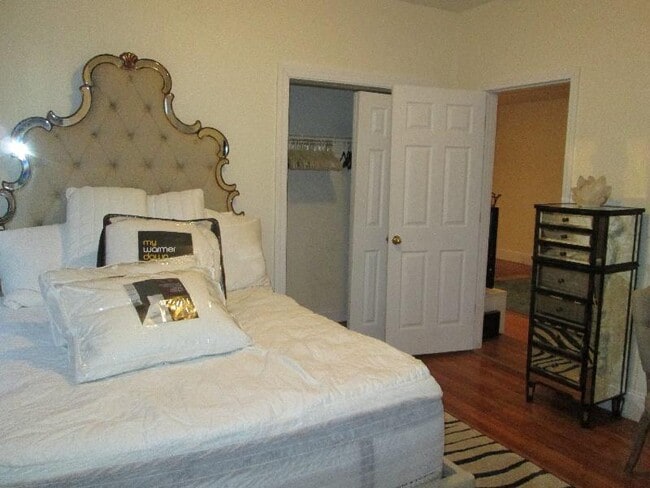 Building Photo - 318 St Paul St