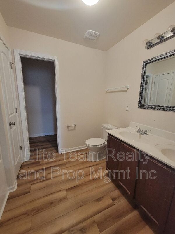 Building Photo - 5823 Hewitt Dr