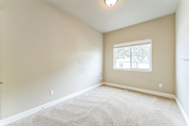 Building Photo - AVAILABLE FOR SHOWING ON 10/15!