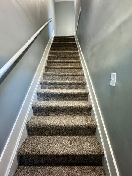 Building Photo - 627 N Division St