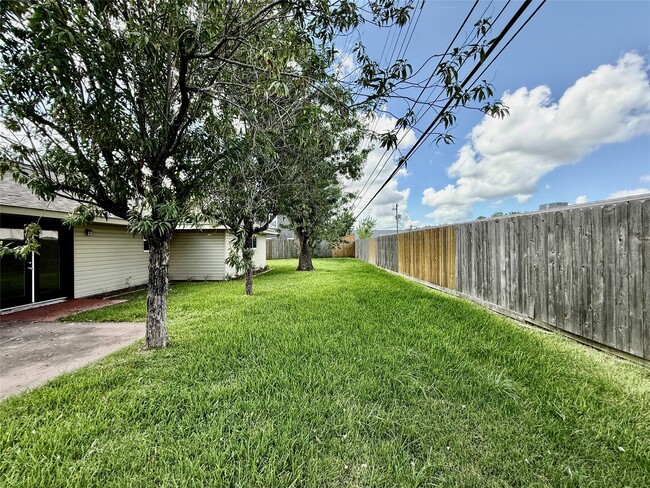 Building Photo - 1631 Shadow Bend Dr