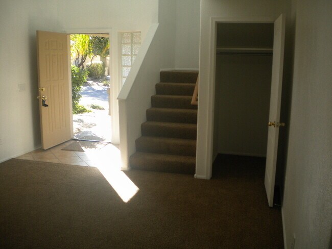Building Photo - Spacious 3 bedroom, 2.5 bathroom