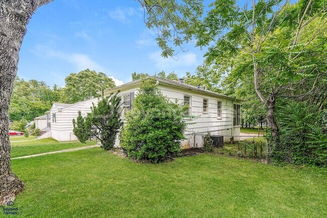 Building Photo - Ready to love where you live? 3 Bed 1 Bath Home Ready for You!