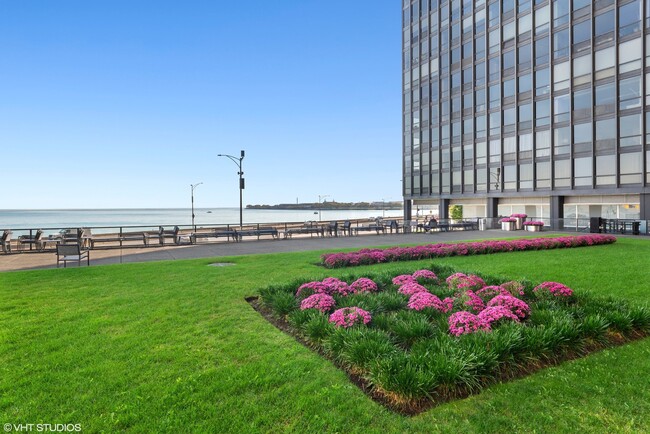 Building Photo - 910 N Lake Shore Dr
