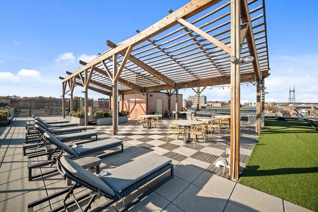 Building Photo - 19 Day St