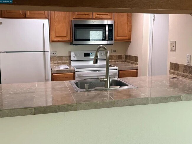 Building Photo - Two Bedroom One Bathroom Condo
