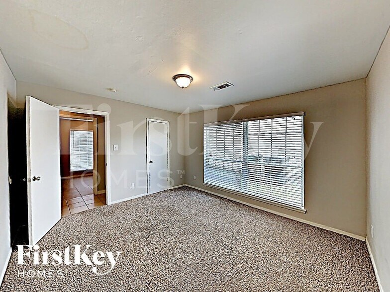 Building Photo - 13818 Lynnwood Ln