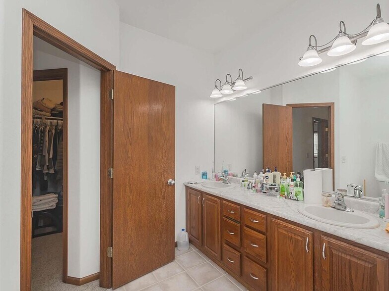 Building Photo - 809 S Outlook Dr