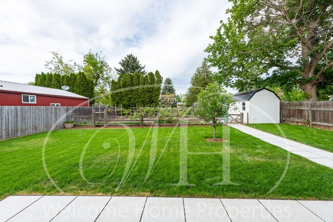 Building Photo - Country Living in Gorgeous 2 Bedroom Home ...