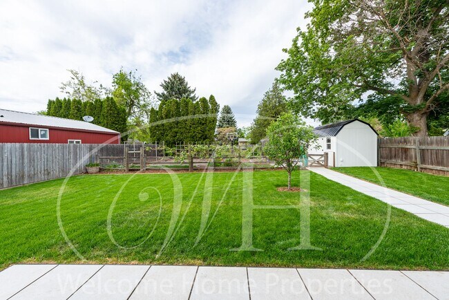 Building Photo - Country Living in Gorgeous 2 Bedroom Home Near Town